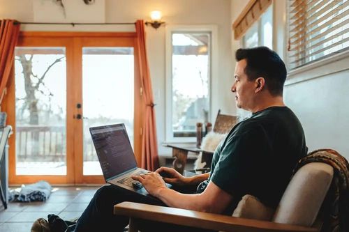 Nhờ ChatGPT, người đàn ông vùng quê ngồi nhà cũng kiếm ra vài chục triệu mỗi tuần