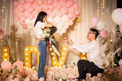 Bị từ chối lời cầu hôn, chàng trai lăn đùng ra ăn vạ