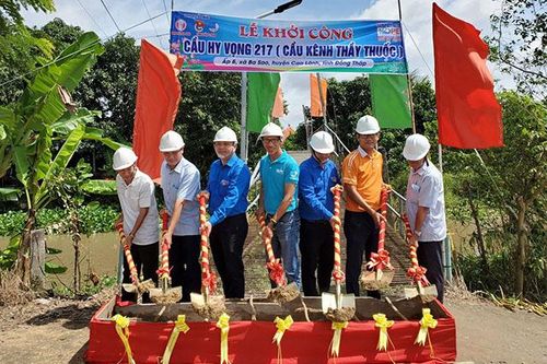 Cán mốc tiếp nhận 102 cây cầu Hy vọng