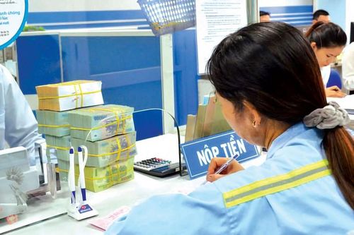 Ngân hàng 'đau đầu' trong việc quản lý tình trạng 'bán bia kèm lạc'