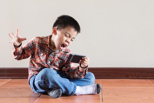 Trẻ tăng động, có dấu hiệu tự kỷ vì xem điện thoại quá nhiều