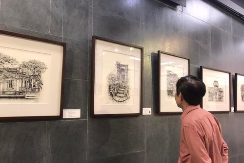 Hà Nội trầm mặc trong tranh của họa sĩ trẻ vượt lên số phận