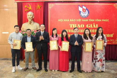 Trao giải cuộc thi báo chí chủ đề 'Bác Hồ với Vĩnh Phúc'