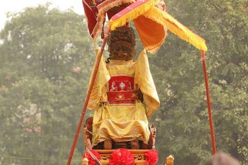 Đặc sắc tục chui kiệu cầu bình an ở lễ rước kiệu Thánh hồi đình giữa Thủ đô