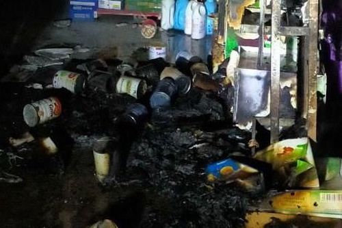 Người đàn ông bịt mặt bất ngờ ném 'bom xăng' vào nữ chủ cửa hàng tạp hóa