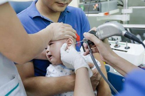 Sai lầm của mẹ khiến con bị tái đi tái lại bệnh viêm tai giữa