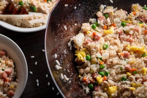 Cách chiên cơm kiểu Hawaii đơn giản mà ngon