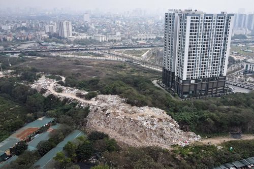Rác thải xây dựng chất cao như núi ở Thủ đô