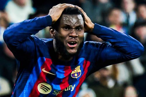 Tiền vệ Barca bị đồng đội phá bàn thắng