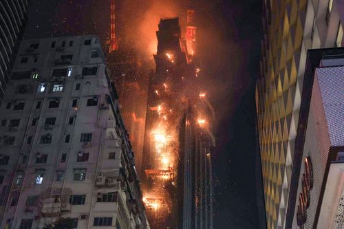 Khoảnh khắc cháy nhà chọc trời khiến trời đêm rực sáng ở Hong Kong