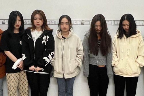 10 cô gái tham gia đòi nợ thuê