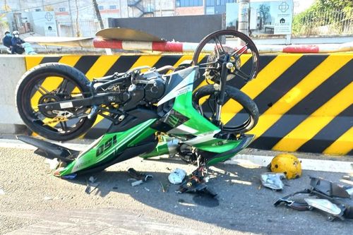 Môtô lật ngửa, tài xế đi cấp cứu sau khi lao vào dải phân cách