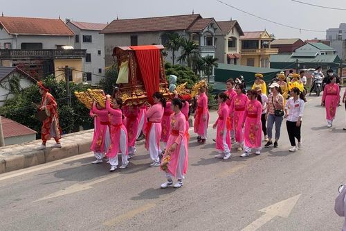 Gái đồng trinh rước kiệu xoay vòng, xin nước sông Hồng tại hội làng Thổ Khối