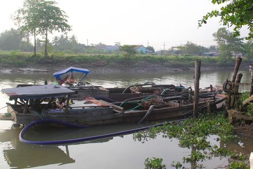 Vĩnh Long bắt giữ 2 ghe khai thác cát trái phép