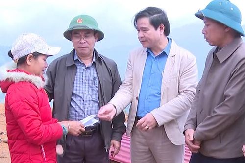 Thăm hỏi, động viên gia đình 2 vợ chồng tử vong trong vụ cháy nhà tại Quảng Nam