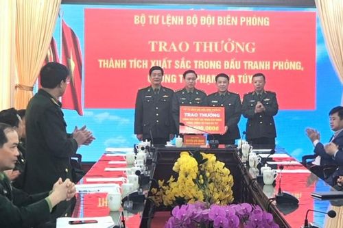 Bộ Tư lệnh Bộ đội Biên phòng trao thưởng 'nóng' Ban chuyên án A1122