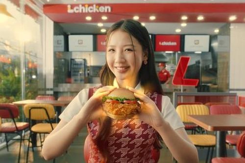 AMEE nối dài 'mối duyên' với LOTTERIA, giới thiệu đến người dùng LChicken burger thượng hạng mới