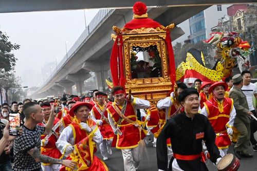 Kỳ lạ màn rước kiệu như chạy marathon trên đường phố Hà Nội