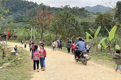 Hơn 150 học sinh THCS huyện Kỳ Sơn nghỉ học để đi làm, lấy chồng