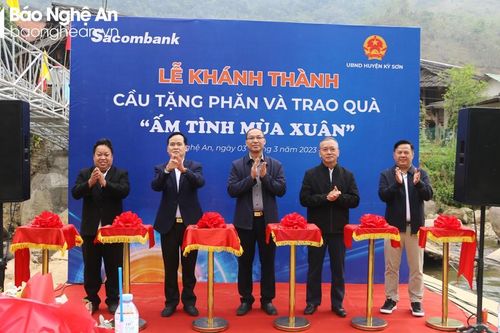 Sacombank khánh thành cầu dân sinh và trao quà cho hộ nghèo Kỳ Sơn