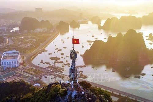 Hấp dẫn du lịch mạo hiểm ở núi Bài Thơ