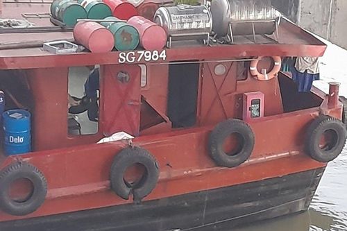 Vĩnh Long: Sà lan chở 27 container bị kẹt cứng dưới gầm cầu