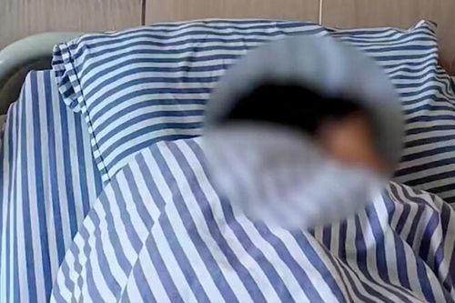 Nữ sinh phấn khích quá mức dẫn đến ngất xỉu, biết lý do ai nấy đều ngỡ ngàng