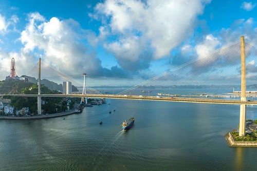 Phiêu du Hạ Long, Sa Pa cùng những người nổi tiếng