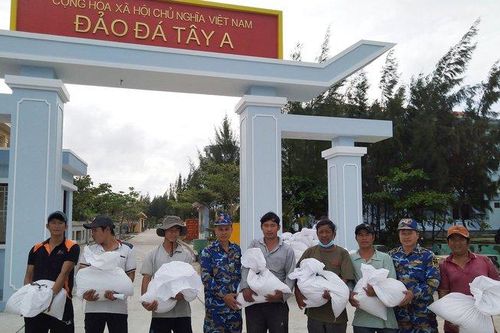 Đảo Đá Tây hỗ trợ lương thực cho 191 ngư dân tránh trú do biển động