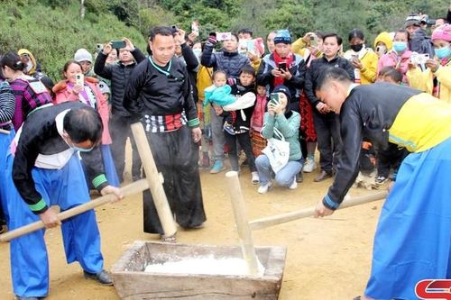 Phát huy bản sắc văn hóa dân tộc trong phát triển du lịch