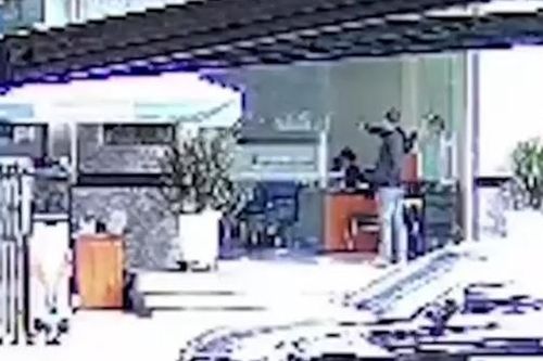 2 đối tượng bịt mặt vào Phòng giao dịch Ngân hàng Sacombank 'bắt đưa tiền'