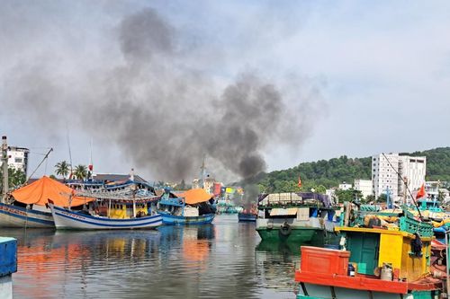 Phú Quốc: Cháy tàu đánh cá trên sông Dương Đông