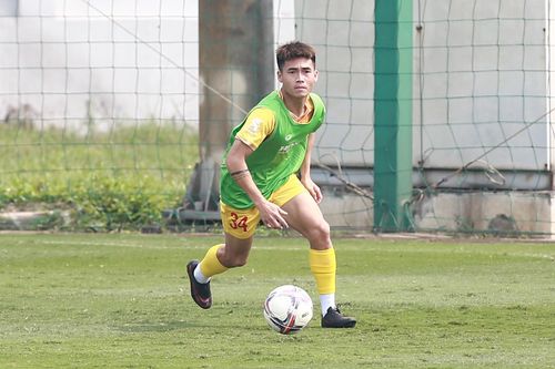 U23 Việt Nam: Phép màu cho cầu thủ làm tạp vụ, phụ bếp