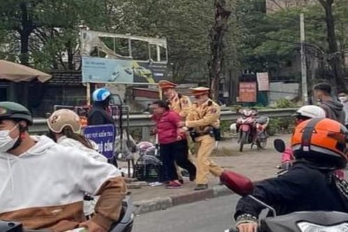 Người phụ nữ vờ mượn điện thoại gọi người thân rồi cướp luôn