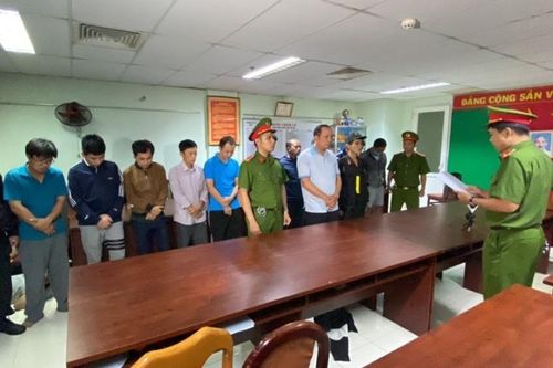 Tống đạt quyết định bắt giám đốc và 10 nhân viên Trung tâm Đăng kiểm 50-05V