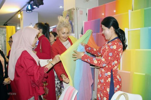 TP.HCM: Giới thiệu nét đẹp áo dài Việt đến đại diện cơ quan ngoại giao