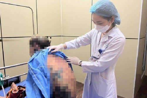 Người nổi đầy bọng nước vì tự uống thuốc viêm họng, đau mắt