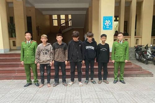 Bắt nhóm thanh thiếu niên ném vỡ kính xe khách trên QL1 ở Nghệ An