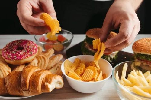 7 thói quen ăn uống vừa gây viêm, vừa khiến già nhanh