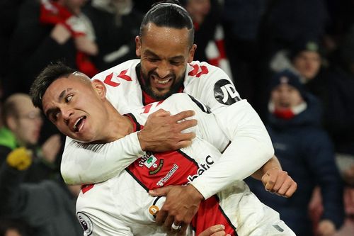 Vị trí bét bảng Premier League đổi chủ sau gần 4 tháng