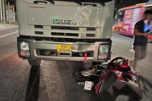 Xe tải tông xe máy cùng chiều làm một người chết