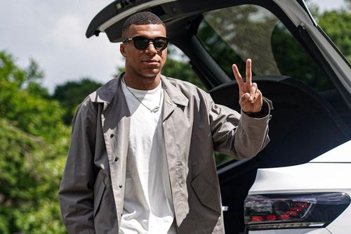Mbappe mua xe hơi trị giá nửa triệu euro dù chưa có bằng lái