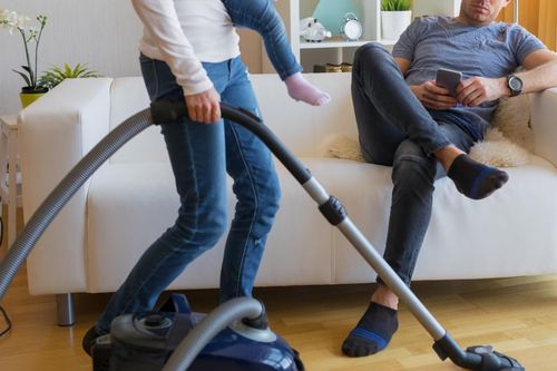 Có nên tiếp tục khen phụ nữ 'giỏi việc nước, đảm việc nhà'