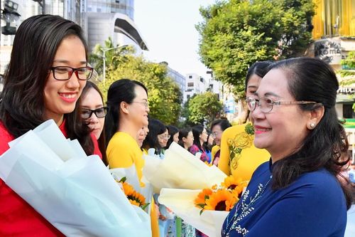 Đưa phong trào phụ nữ và hoạt động hội phát triển mạnh mẽ, toàn diện