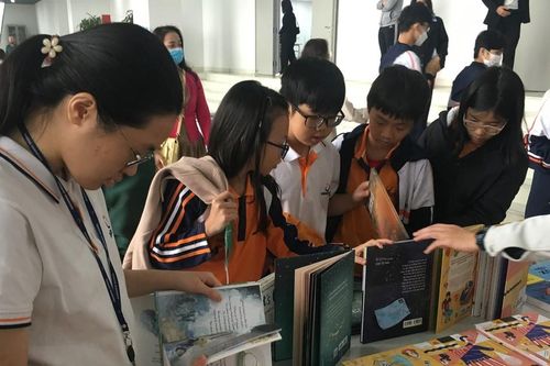 Mỗi thanh niên một cuốn sách làm bạn