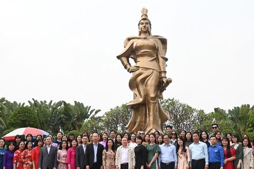Công đoàn Bộ Tư pháp dâng hương tưởng niệm đồng chí Nguyễn Đức Cảnh và Nữ tướng Lê Chân tại Hải Phòng