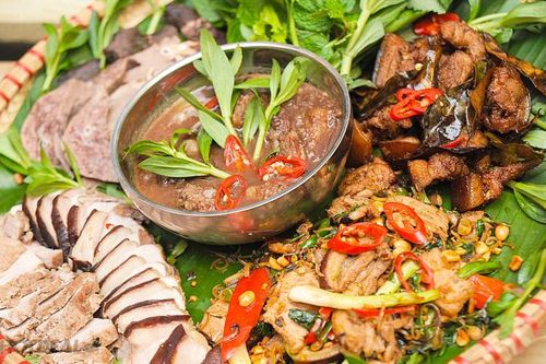 Ghé Lai Châu tháng 3 này đừng bỏ qua món lam nhọ, gói thịt treo gác bếp mang về