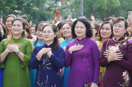 Nguyên Phó Chủ tịch nước, lãnh đạo Hội LHPN Việt Nam và 3.000 hội viên, phụ nữ TPHCM diễu hành áo dài