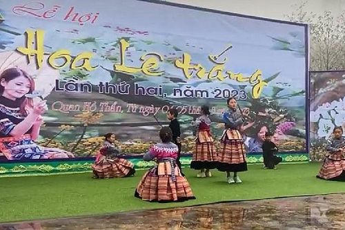 Lào Cai: Khai hội hoa lê trắng biên cương Si Ma Cai