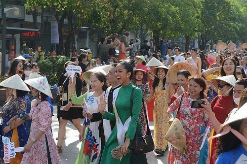 Hơn 3.000 tham gia diễu hành 'Tôi yêu áo dài Việt Nam'